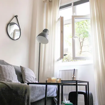 Charming Studio Near Belleville Apartment